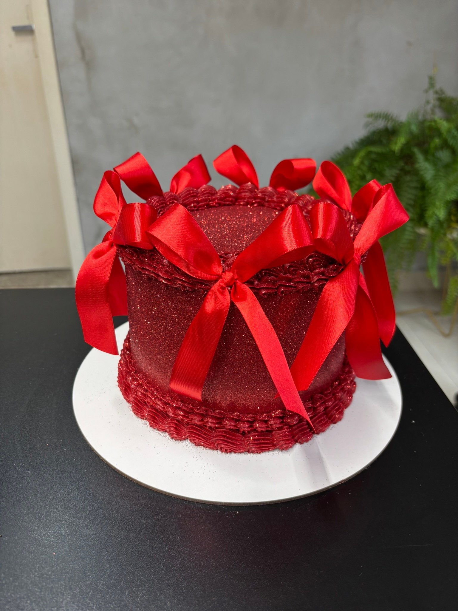 Bolo vermelho com laços