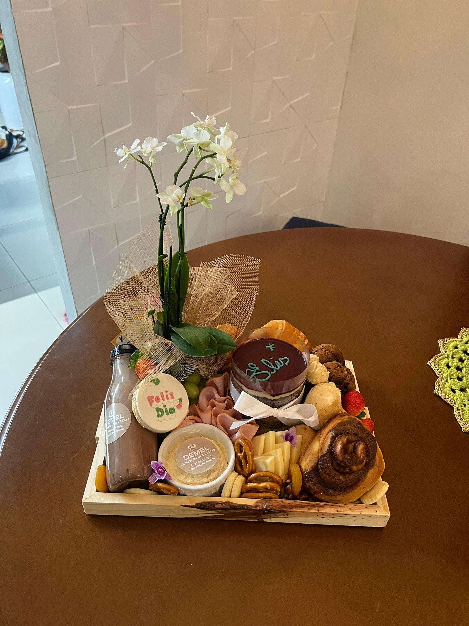 Cesta com orquídea DEMEL